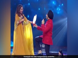Neha Kakkar को रोहनप्रीत ने स्टेज पर किया प्रपोज, फिर यूं पहनाई एक-दूसरे को रिंग- देखें Video Neha Kakkar को रोहनप्रीत ने स्टेज पर किया प्रपोज, फिर यूं पहनाई एक-दूसरे को रिंग- देखें Video