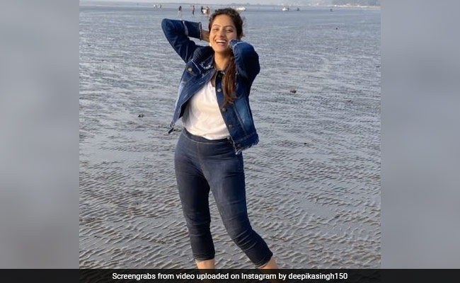 Deepika Singh ने बीच पर करवाया फोटोशूट, डेनिम में यूं पोज देती आईं नजर- देखें Photos