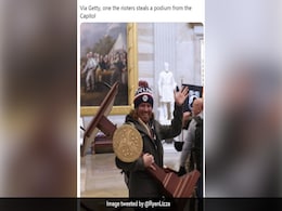 US कैपिटॉल बिल्डिंग में घुसकर लोगों ने काटा बवाल, पॉडियम चुराकर भागा शख्स - देखें Viral Photo US कैपिटॉल बिल्डिंग में घुसकर लोगों ने काटा बवाल, पॉडियम चुराकर भागा शख्स - देखें Viral Photo