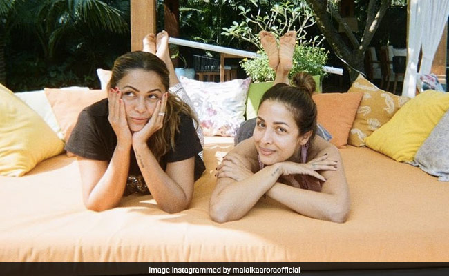 Malaika And Amrita Are Thinking Of The Same Thing In This Pic But In Opposite Ways
