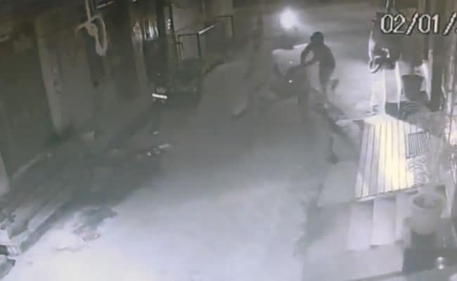दिल्ली : शकरपुर में लूट का विरोध करने पर व्यापारी पर चाकू से हमला