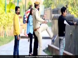 पुलिसवाला बनकर दोस्त को बार-बार पीटा, हर देखने वाले शख्स ने तुरंत पहना मास्क - देखें Prank Video पुलिसवाला बनकर दोस्त को बार-बार पीटा, हर देखने वाले शख्स ने तुरंत पहना मास्क - देखें Prank Video