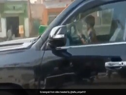तेज रफ्तार में सड़क पर Landcruiser दौड़ा रहा 5 साल का बच्चा, Viral Video देख हैरान रह गए लोग तेज रफ्तार में सड़क पर Landcruiser दौड़ा रहा 5 साल का बच्चा, Viral Video देख हैरान रह गए लोग