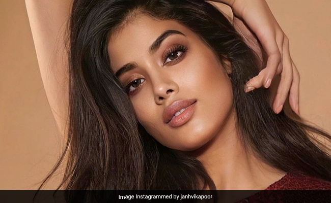Get Your Weekend Glam On Like Janhvi Kapoor With Bronzed Skin And Smokey Eyes