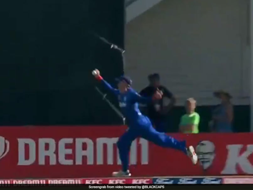 Martin Guptill Pulls Off "Outstanding" One-Handed Juggling Catch In Super Smash. Watch