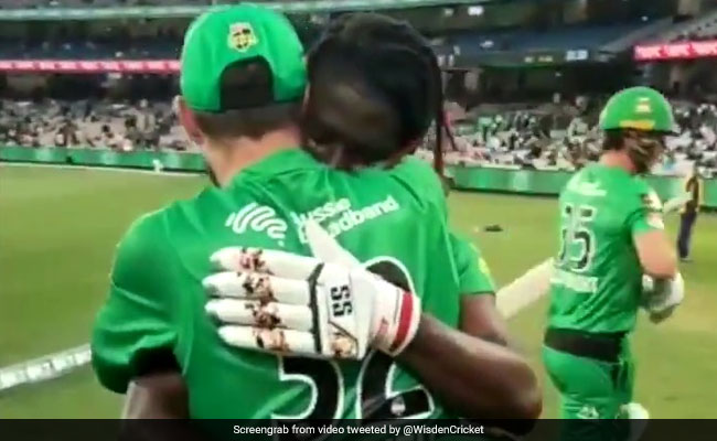 BBL 10: तूफानी 89 रन बनाकर कप्तान ग्लेन मैक्सवेल के गले लगकर रोने लगा यह बल्लेबाज..देखें Video