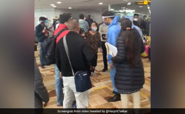 ब्रिटेन से एयर इंडिया की फ्लाइट पहुंची, कोविड के नए नियमों से अनजान यात्री दिल्‍ली एयरपोर्ट पर दिखे परेशान