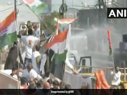 मध्य प्रदेश: कांग्रेस का राजभवन मार्च, पार्टी नेताओं पर पुलिस ने भांजी लाठियां, फिर की ठंडे पानी की बौछार मध्य प्रदेश: कांग्रेस का राजभवन मार्च, पार्टी नेताओं पर पुलिस ने भांजी लाठियां, फिर की ठंडे पानी की बौछार