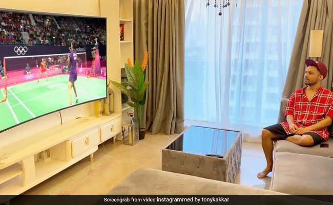 टोनी कक्कड़ देख रहे थे साइना नेहवाल का मैच, तभी हाथ में आ गई शटलकॉक, देखें Video