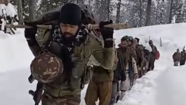 घुटनों तक बर्फ के बीच जवानों ने महिला, नवजात बच्चे को कंधे पर लादकर अस्पताल से घर छोड़ा