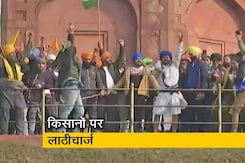लाल किले के अंदर पुलिस का लाठीचार्ज, कुछ किसान घायल लाल किले के अंदर पुलिस का लाठीचार्ज, कुछ किसान घायल