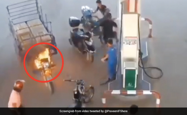पेट्रोल पंप पर खड़ी गाड़ी में अचानक लगी आग, डरकर भागे लोग, अकेली महिला ने किया यह कारनामा - देखें Video