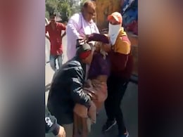 इंदौर में बेघर बुजुर्गों को गाड़ी में भरकर शहर के बाहर छोड़ा, तो बॉलीवुड डायरेक्टर बोले- हमें शर्म आनी चाहिए इंदौर में बेघर बुजुर्गों को गाड़ी में भरकर शहर के बाहर छोड़ा, तो बॉलीवुड डायरेक्टर बोले- हमें शर्म आनी चाहिए