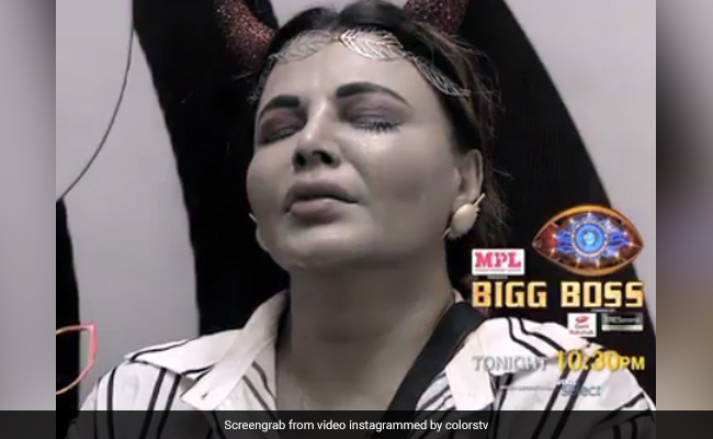 कैप्टन बनीं राखी सावंत का घरवालों ने किया जीना मुश्किल, रोते हुई बोलीं- गलती हो गई बन कर...