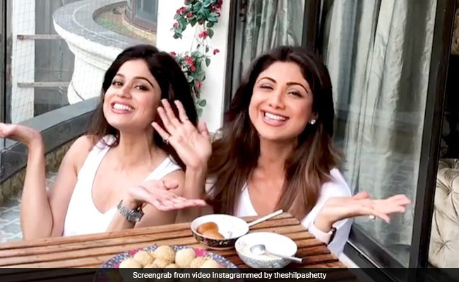 शिल्पा शेट्टी ने बहन शमिता के साथ मिलकर खाए तिल के लड्डू और गुलाब जामुन, बोलीं- हैप्पी मकर संक्रांति- देखें Video