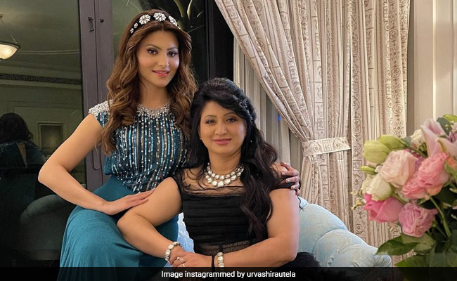 उर्वशी रौतेला ने मम्मी को बर्थडे पर दिया सरप्राइज, कटवाया 'सोने' का केक- देखें Photos