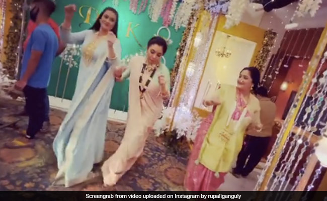 Anupamaa: 'अनुपमा' ने सासू मां और बेस्ट फ्रेंड देविका के साथ शाहरुख खान के गाने पर किया डांस, Viral हुआ Video