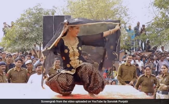 Sapna Choudhary ने 'घूंघट की ओट' हरियाणवी सॉन्ग पर डांस से मचाया धमाल, वायरल हुआ Video