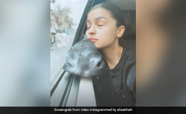 आलिया भट्ट सुबह के वक्त शूट पर जाते हुए कार में लेने लगी झपकी और फिर, देखें क्यूट सा Video