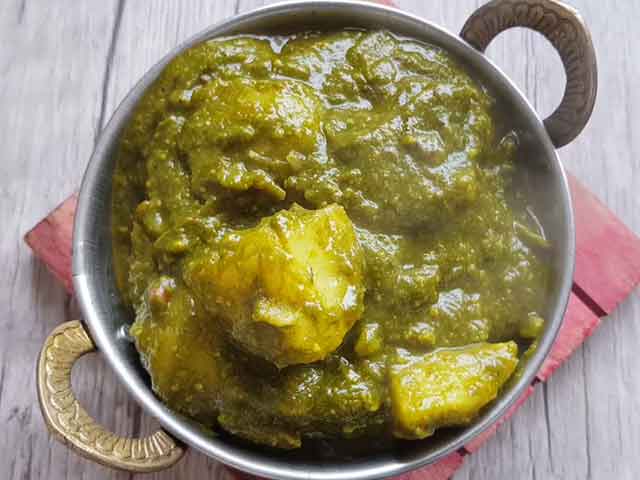 How To Make Aloo Palak | Easy Aloo Palak Recipe Video