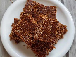 Ragi Burfi Recipe: इस त्यौहारी सीजन रागी से बनाएं ये स्वादिष्ट मिठाई, तारीफ करते नहीं थकेंगे खाने वाले... Ragi Burfi Recipe: इस त्यौहारी सीजन रागी से बनाएं ये स्वादिष्ट मिठाई, तारीफ करते नहीं थकेंगे खाने वाले...