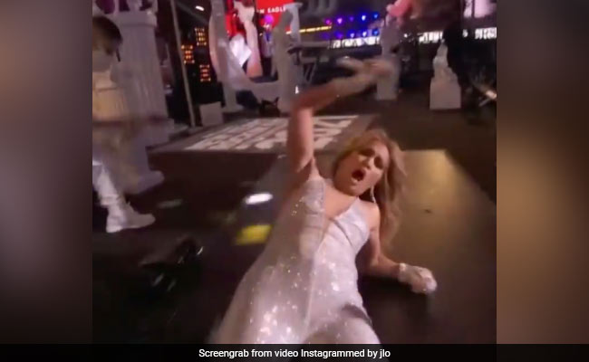 Jennifer Lopez ने न्यू ईयर के लाइव शो के दौरान स्टेज से मारी छलांग, Video शेयर कर लिखा- 2021 ऐसा होगा