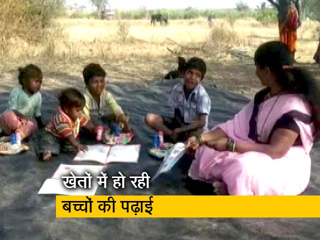महाराष्ट्र में हर साल पलायन करने वाले मजदूर के बच्चों के लिए खेत में ही खुला स्कूल