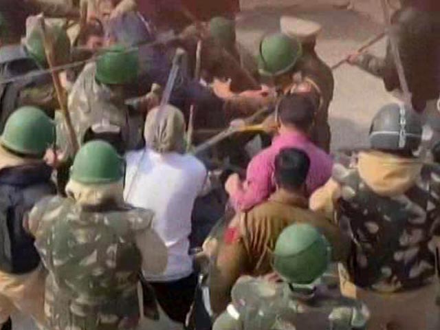 Clashes At Farmers' Protest Site After Group Barges In, Cop Injured