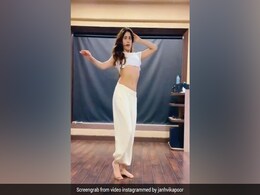 Janhvi Kapoor ने Belly Dance से मचाया तहलका, करीना कपूर के गाने पर डांस करती आईं नजर- देखें Video Janhvi Kapoor ने Belly Dance से मचाया तहलका, करीना कपूर के गाने पर डांस करती आईं नजर- देखें Video