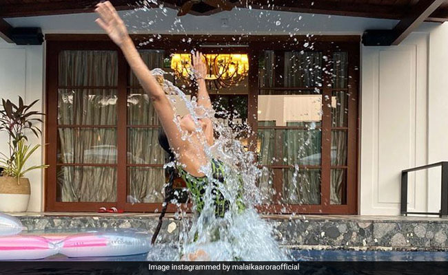 Malaika Arora स्विमिंग पूल में पोज देती आईं नजर, Photo की शेयर