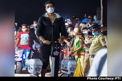 Akshay Rides Segway With Mumbai Police, Hrithik Resumes Shoot & More Akshay Rides Segway With Mumbai Police, Hrithik Resumes Shoot & More