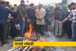 दिल्ली सीमाओं पर किसानों ने कानून की प्रतियां जलाकर मनाई लोहड़ी दिल्ली सीमाओं पर किसानों ने कानून की प्रतियां जलाकर मनाई लोहड़ी