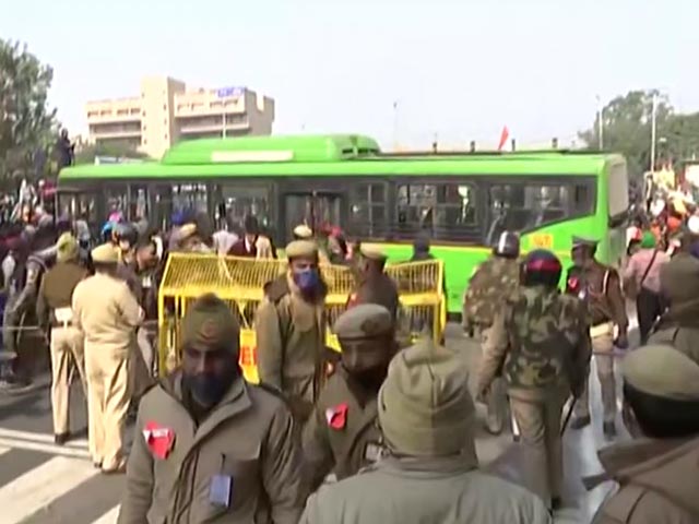 Protesting Farmers Vandalise  Public Transport Bus In Delhi