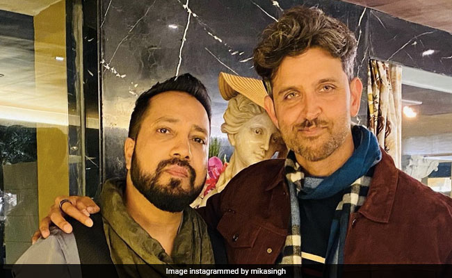 Viral: Hrithik Roshan Singing <i>Ek Pal Ka Jeena</i> With Mika Singh At New Year's Party