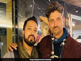 Viral: Hrithik Roshan Singing <i>Ek Pal Ka Jeena</i> With Mika Singh At New Year's Party Viral: Hrithik Roshan Singing <i>Ek Pal Ka Jeena</i> With Mika Singh At New Year's Party