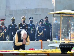 PM Modi, President Kovind, Other Ministers Pay Tributes To Mahatma Gandhi At Raj Ghat PM Modi, President Kovind, Other Ministers Pay Tributes To Mahatma Gandhi At Raj Ghat
