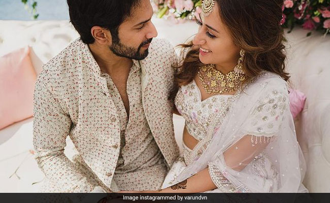 Varun और Natasha की मेहंदी सेरेमनी की Photos हुईं Viral, यूं रोमांटिक अंदाज में पोज देते आए नजर