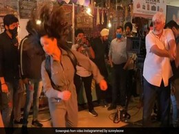 Sunny Leone को लोहे की पौनी से विक्रम भट्ट ने यूं घुमाकर किया हिट! जमीन पर गिरी एक्ट्रेस- देखें Video Sunny Leone को लोहे की पौनी से विक्रम भट्ट ने यूं घुमाकर किया हिट! जमीन पर गिरी एक्ट्रेस- देखें Video