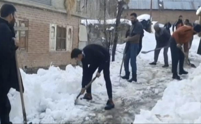 Cold Wave Grips Kashmir Valley As Temperatures Drop Below Zero