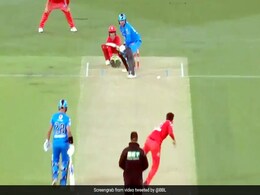 BBL 2020: बल्लेबाज ने दी गेंदबाज को No Ball डालने की सजा, जड़ दिया इतना लंबा छक्का - देखें Video BBL 2020: बल्लेबाज ने दी गेंदबाज को No Ball डालने की सजा, जड़ दिया इतना लंबा छक्का - देखें Video