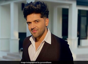 Guru Randhawa Eats Desi-Style Sitting On 'Manji', Mouni Roy Reacts Guru Randhawa Eats Desi-Style Sitting On 'Manji', Mouni Roy Reacts