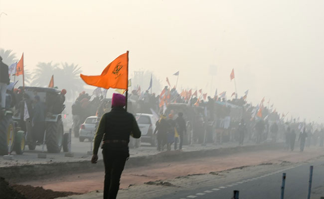 तस्वीरों में देखिए : कैसे किसान बैरिकैड्स तोड़ घुसे दिल्ली में, पुलिस के साथ हुई झड़प