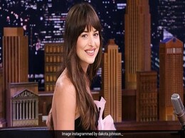 Viral: Hollywood Star Dakota Johnson Caught In A Lie; Sparks Meme Fest On Twitter Viral: Hollywood Star Dakota Johnson Caught In A Lie; Sparks Meme Fest On Twitter