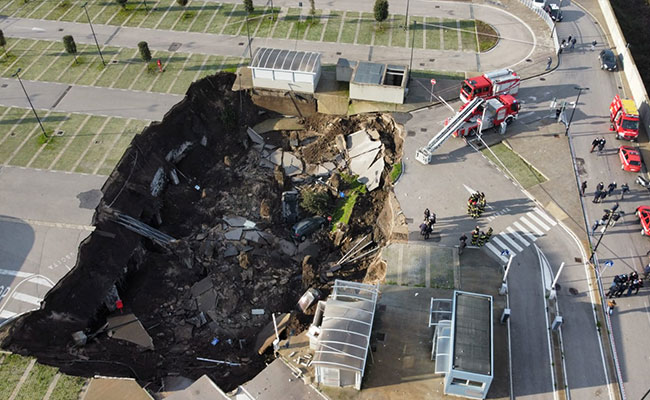 Sinkhole Outside Italy Hospital Swallows Several Cars; Patients Evacuated