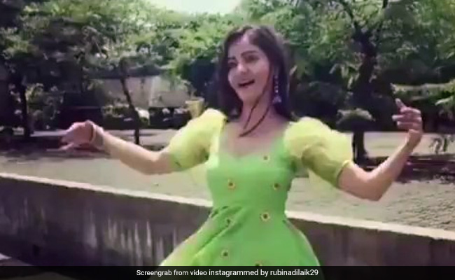 रुबिना दिलैक ने गहराती घटाओं और तेज हवाओं के बीच यूं झूमकर किया डांस, देखें Video