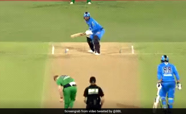 BBL 2020: राशिद खान ने खेला अजीबोगरीब शॉट, बाहर जाती गेंद पर ऐसे घुमाया बल्ला - देखें Video