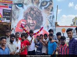 Vijay Deverakonda के फैन्स की दीवानगी, किसी ने बनाया Liger का टैटू तो कहीं हुई आरती- देखें Video Vijay Deverakonda के फैन्स की दीवानगी, किसी ने बनाया Liger का टैटू तो कहीं हुई आरती- देखें Video