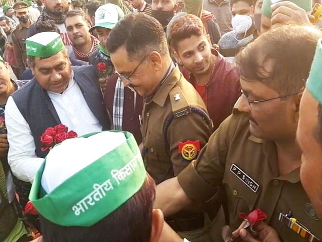 Farmers, Cops Exchange Roses, Share Meals At This Spot Amid Delhi Clashes