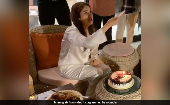 सिद्धार्थ शुक्ला की मम्मी के साथ केक काटती  नजर आईं शहनाज गिल, चिल्लाकर बोलीं- हैप्पी बर्थडे बोलो...