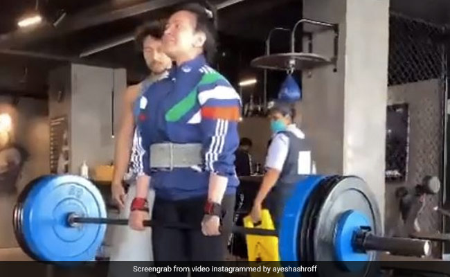 Tiger Shroff की मॉम ने उठाया 95 किलो वेट तो दिशा पटानी बोलीं- कमाल की ताकत...देखें Video